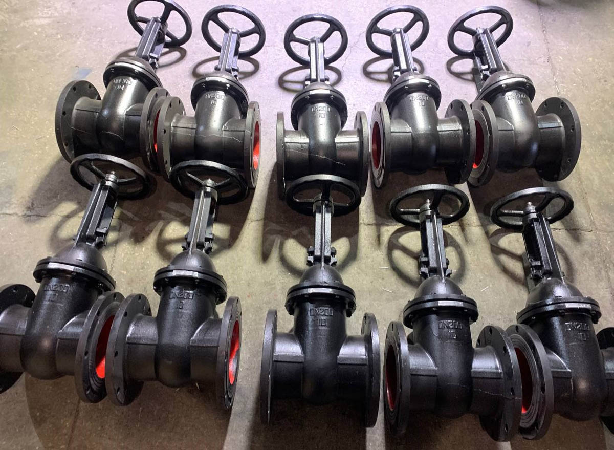 Чугунная задвижка от ООО "НПО "Спецнефтемаш"