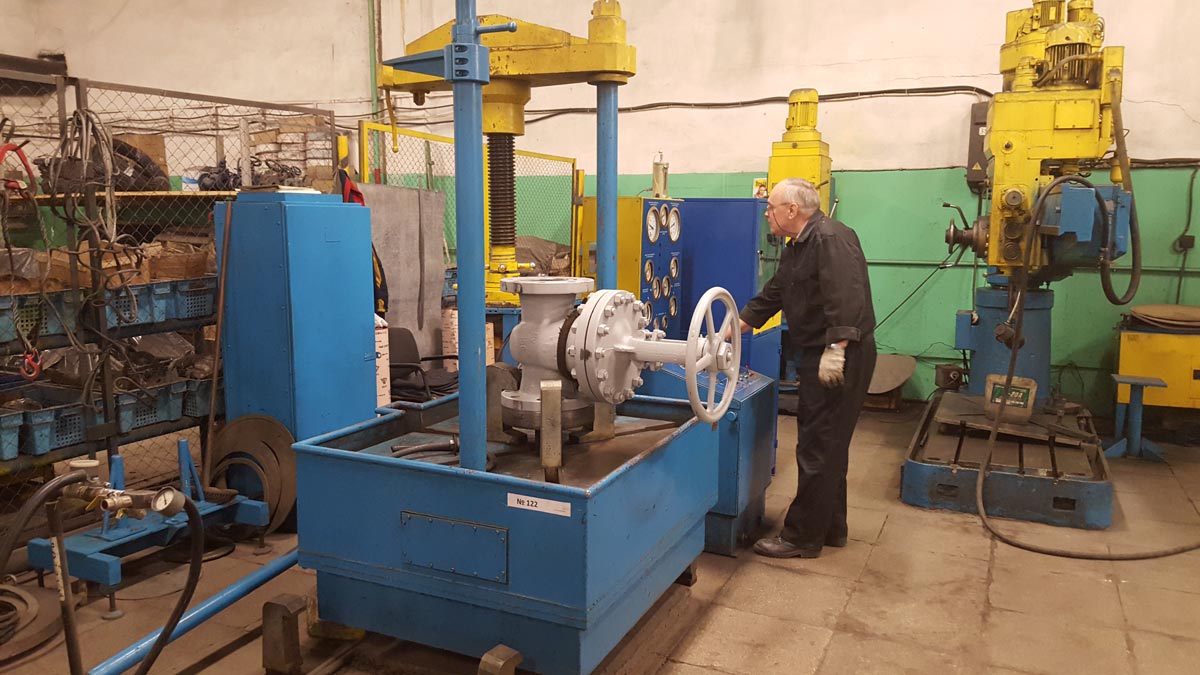 Работа ОТК по испытанию задвижек